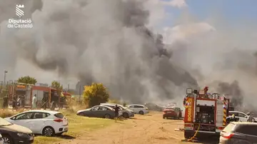 Imagen del incendio que ha afectado a 34 vehículos Imagen del incendio que ha afectado a 34 vehículos