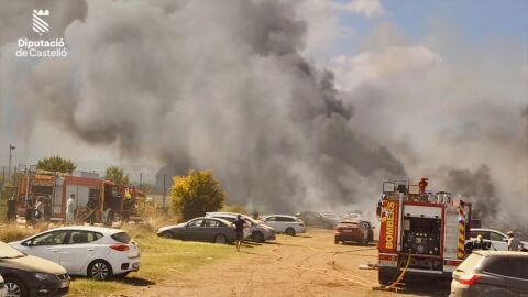 Imagen del incendio que ha afectado a 34 veh&iacute;culos 