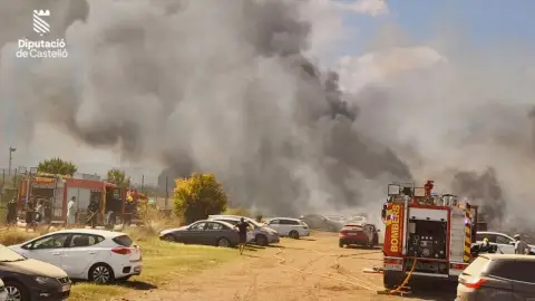 Imagen del incendio que ha afectado a 34 vehículos Imagen del incendio que ha afectado a 34 vehículos