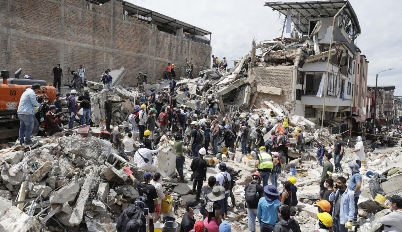 Imagen de las labores de rescate tras el se&iacute;smo en Colombia 