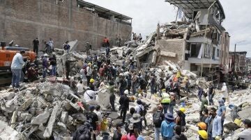 Imagen de las labores de rescate tras el se&iacute;smo en Colombia 