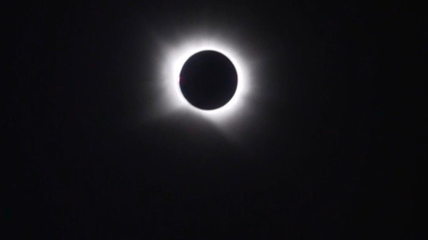 El eclipse solar en su totalidad