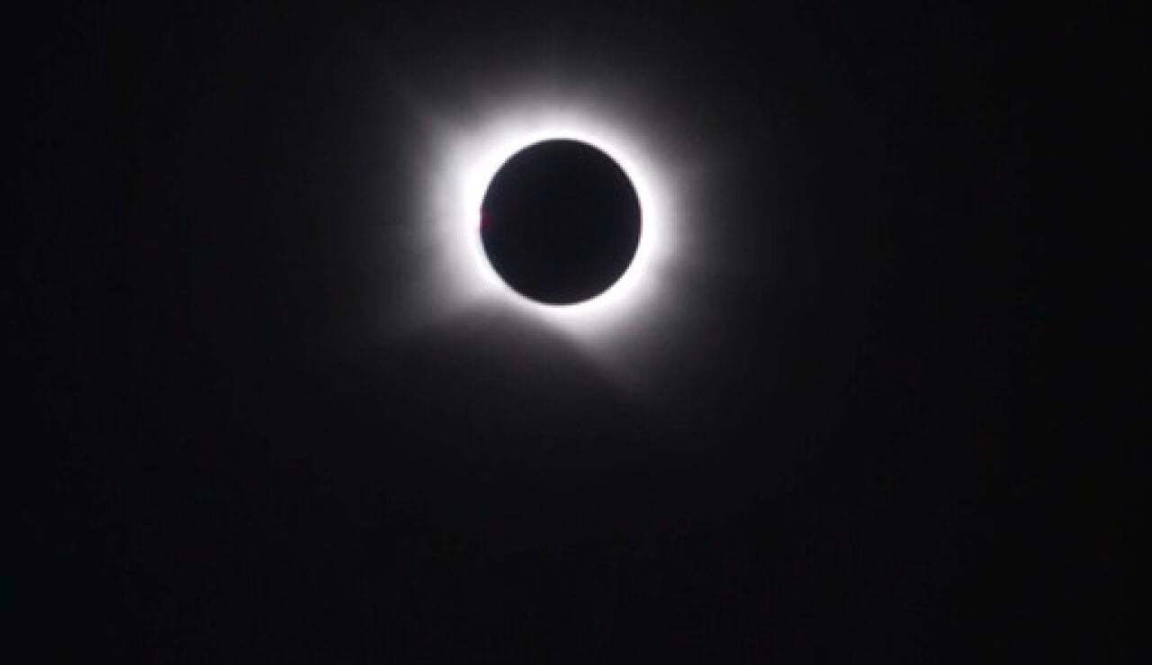 El eclipse solar en su totalidad