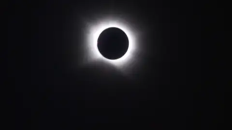 El eclipse solar en su totalidad El eclipse solar en su totalidad