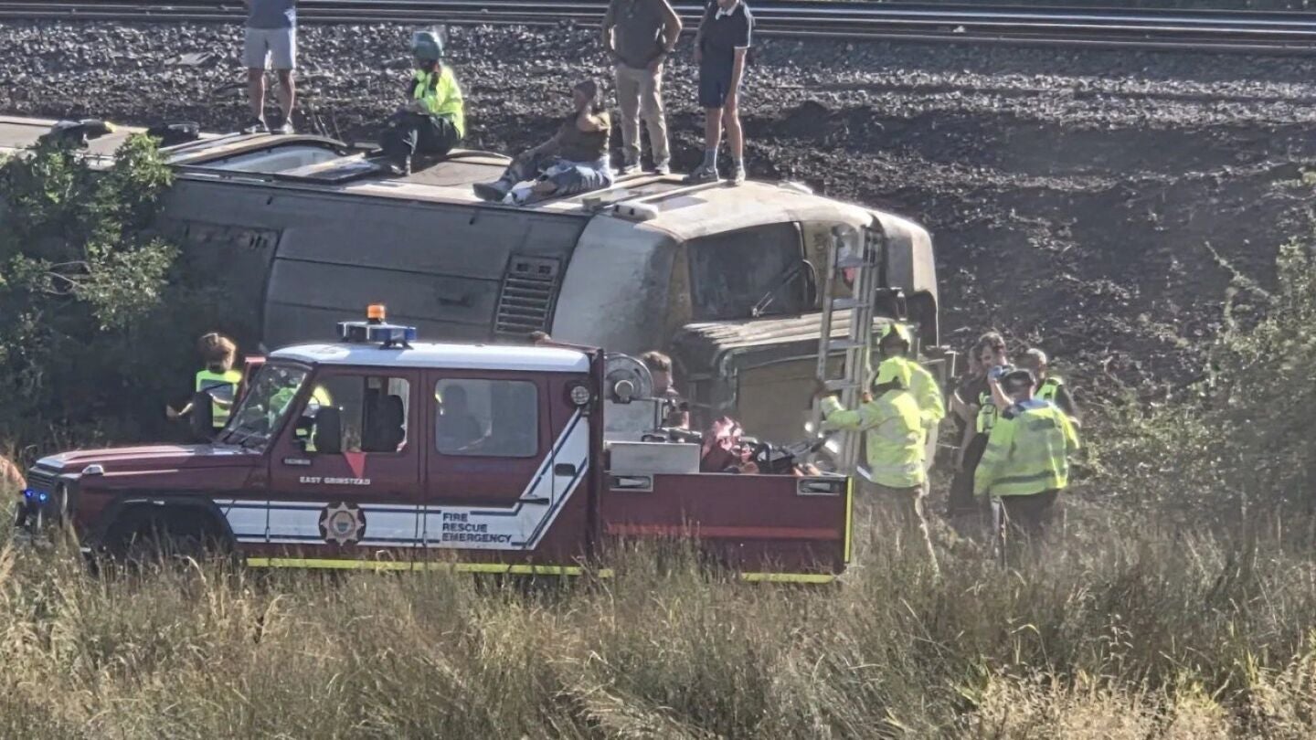 Un tren de pasajeros desacarrilado en el sur de Inglaterra