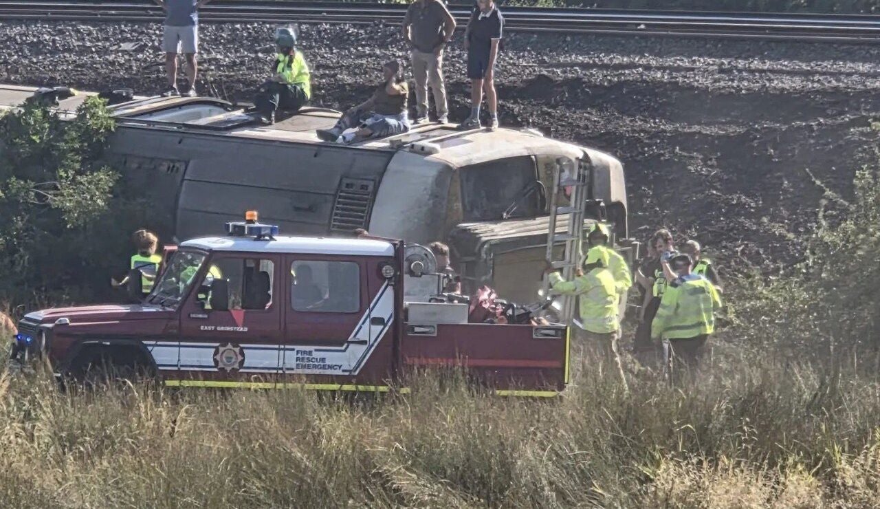 Un tren de pasajeros desacarrilado en el sur de Inglaterra