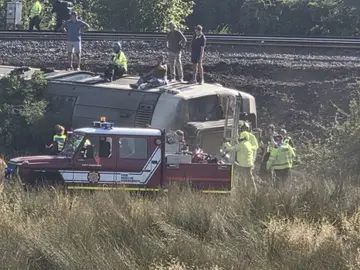 Un tren de pasajeros desacarrilado en el sur de Inglaterra Un tren de pasajeros desacarrilado en el sur de Inglaterra