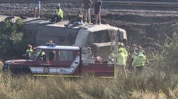 Un tren de pasajeros desacarrilado en el sur de Inglaterra