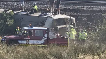 Un tren de pasajeros desacarrilado en el sur de Inglaterra Un tren de pasajeros desacarrilado en el sur de Inglaterra