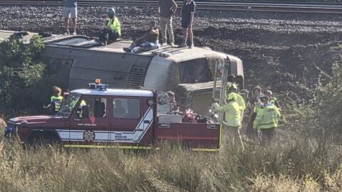 Un tren de pasajeros desacarrilado en el sur de Inglaterra