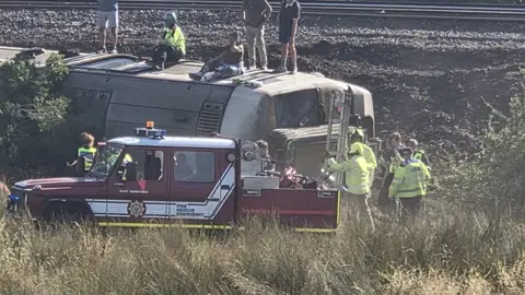 Un tren de pasajeros desacarrilado en el sur de Inglaterra Un tren de pasajeros desacarrilado en el sur de Inglaterra