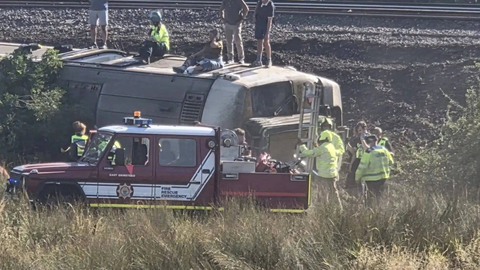 Un tren de pasajeros desacarrilado en el sur de Inglaterra Un tren de pasajeros desacarrilado en el sur de Inglaterra