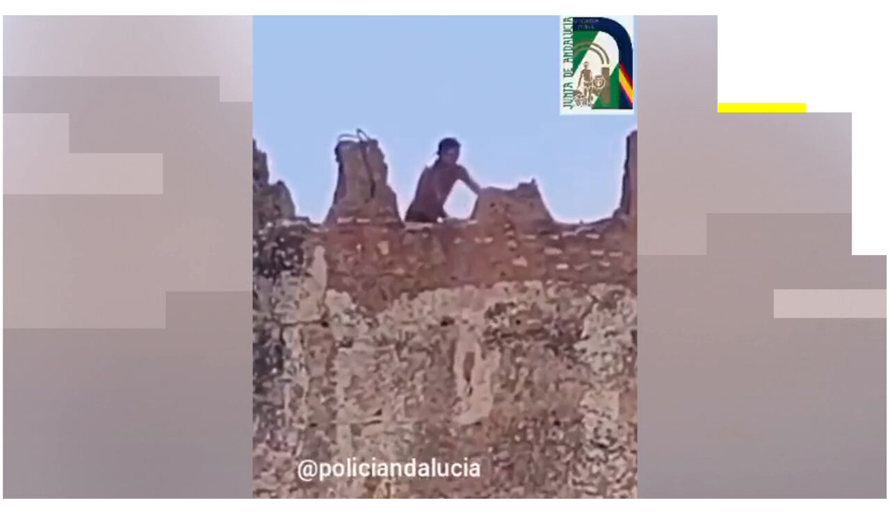 Un hombre en la muralla de Niebla