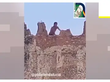 Un hombre en la muralla de Niebla Un hombre en la muralla de Niebla