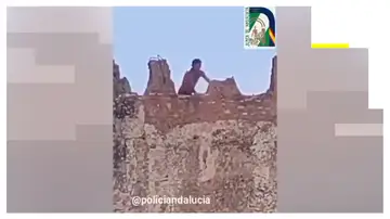 Un hombre en la muralla de Niebla Un hombre en la muralla de Niebla