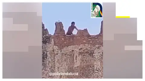 Un hombre en la muralla de Niebla Antena 3 Noticias