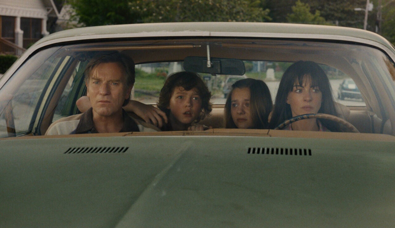 Ewan McGregor, Christian Convery, Maisy Stella y Anne Hathaway en El final de Oak Street