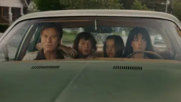 Ewan McGregor, Christian Convery, Maisy Stella y Anne Hathaway en El final de Oak Street Ewan McGregor, Christian Convery, Maisy Stella y Anne Hathaway en El final de Oak Street