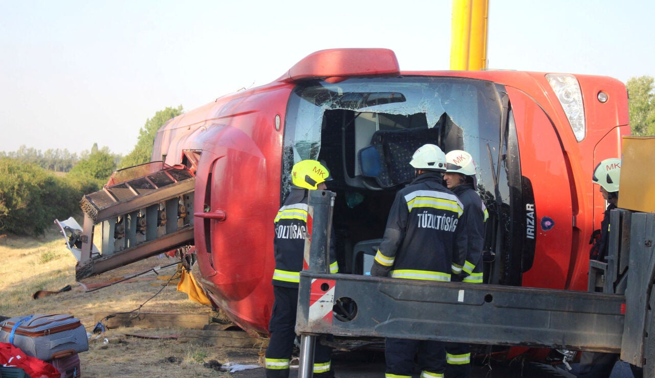 Bomberos trabajando en la zona del accidente