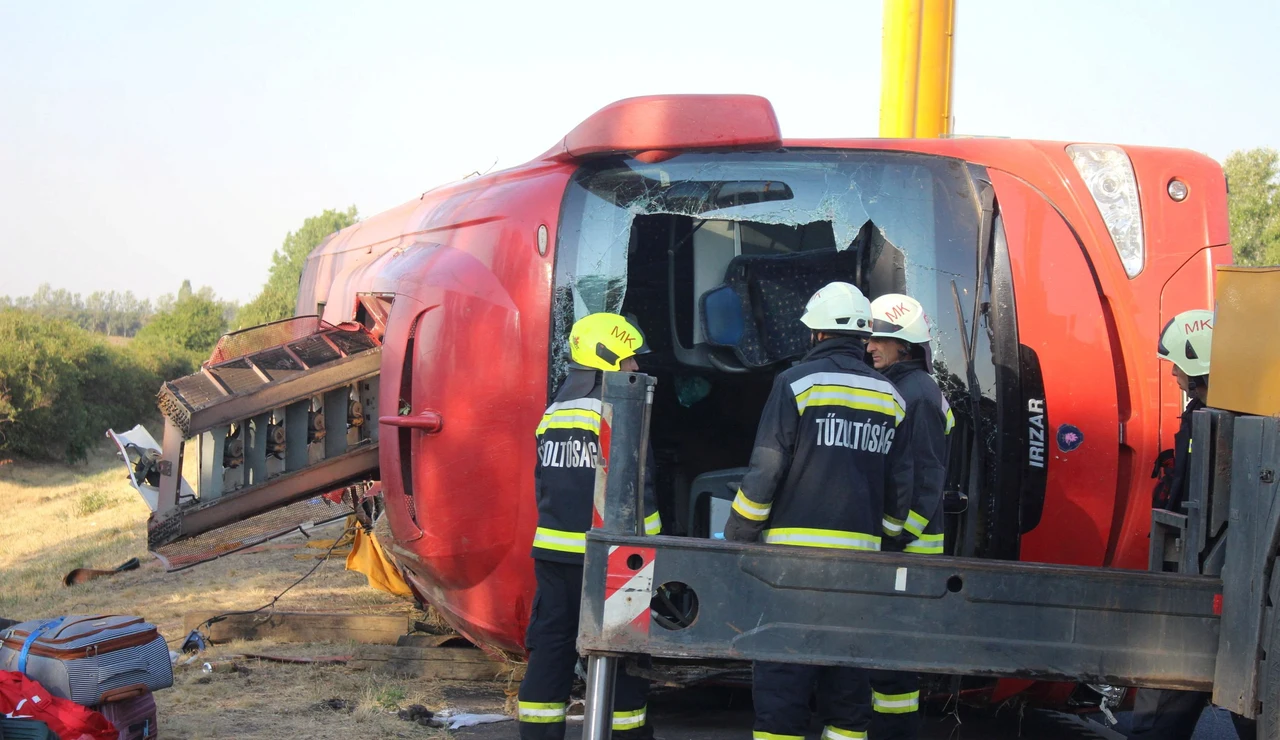Bomberos trabajando en la zona del accidente