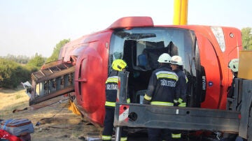 Bomberos trabajando en la zona del accidente