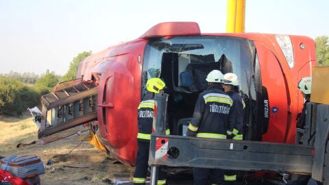 Bomberos trabajando en la zona del accidente