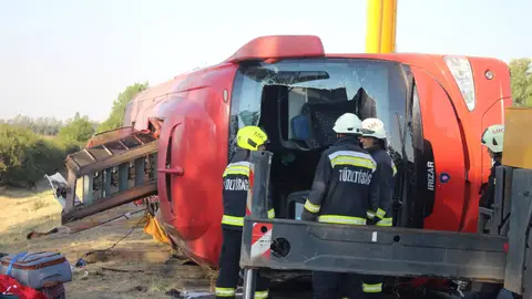 Bomberos trabajando en la zona del accidente Bomberos trabajando en la zona del accidente