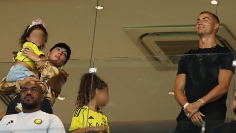 Georgina Rodríguez y Cristiano Ronaldo con sus hijos durante un partido del Al-Nassr