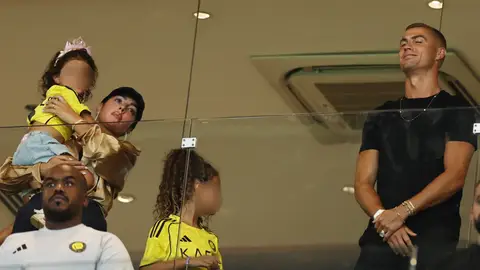 Georgina Rodríguez y Cristiano Ronaldo con sus hijos durante un partido del Al-Nassr Georgina Rodríguez y Cristiano Ronaldo con sus hijos durante un partido del Al-Nassr