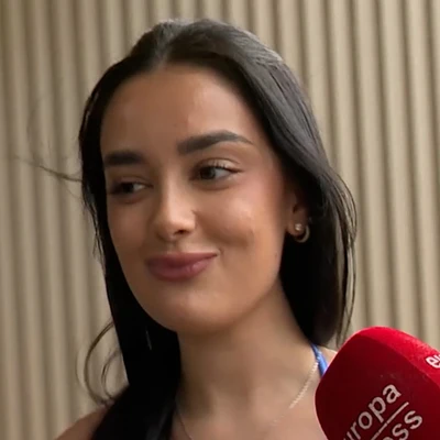 Julia Janeiro preguntada por la prensa