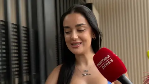 Julia Janeiro siendo preguntada por la prensa Julia Janeiro siendo preguntada por la prensa