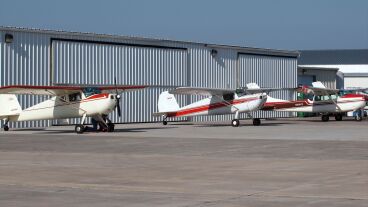 Varias avionetas dispuestas en el aeropuerto municipal de Fort Morgan