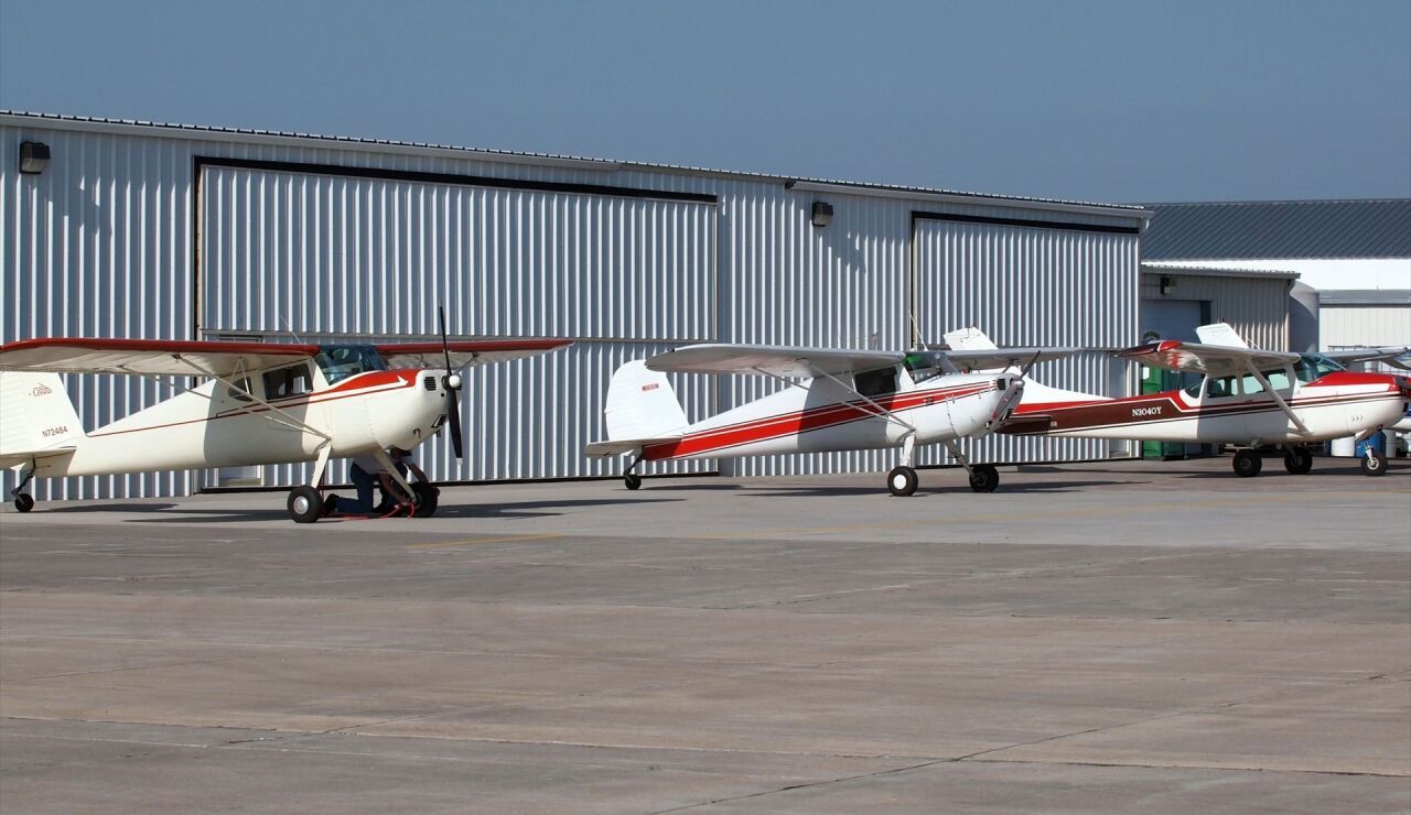 Varias avionetas dispuestas en el aeropuerto municipal de Fort Morgan