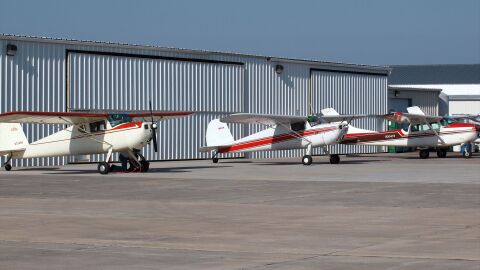 Varias avionetas dispuestas en el aeropuerto municipal de Fort Morgan