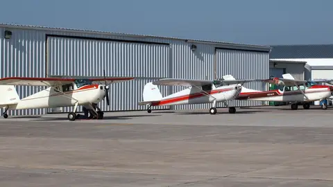 Varias avionetas dispuestas en el aeropuerto municipal de Fort Morgan Varias avionetas dispuestas en el aeropuerto municipal de Fort Morgan