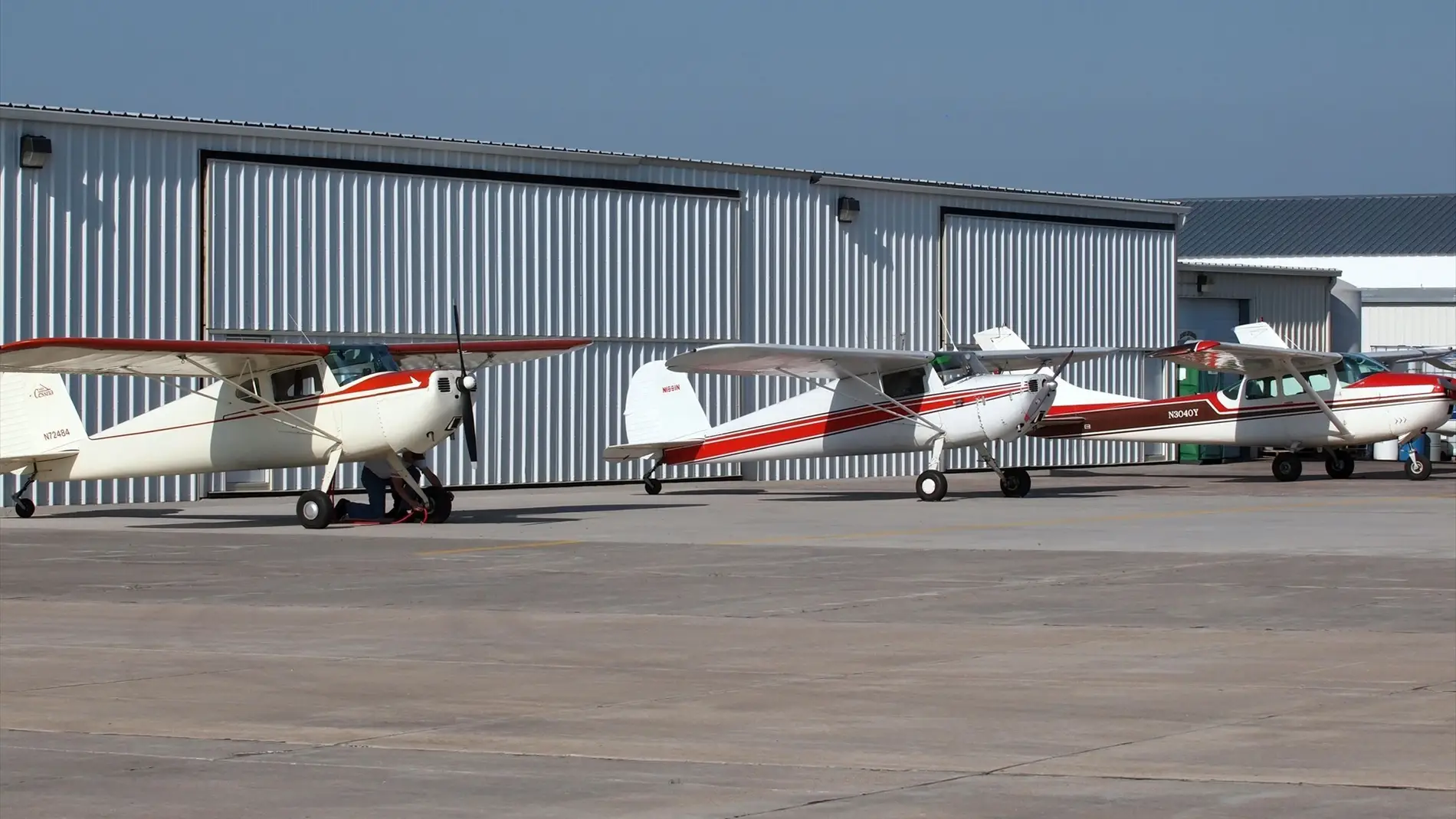 Varias avionetas dispuestas en el aeropuerto municipal de Fort Morgan Varias avionetas dispuestas en el aeropuerto municipal de Fort Morgan