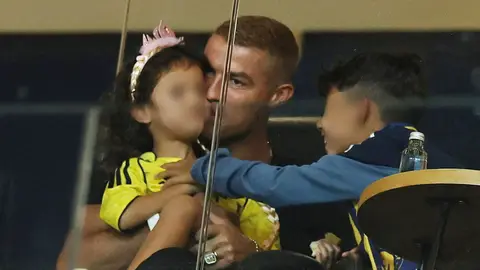 Cristiano Ronaldo con sus hijos durante un partido del Al-Nassr Cristiano Ronaldo con sus hijos durante un partido del Al-Nassr
