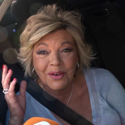 Terelu Campos atendiendo a los medios
