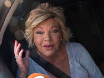 Terelu Campos atendiendo a los medios