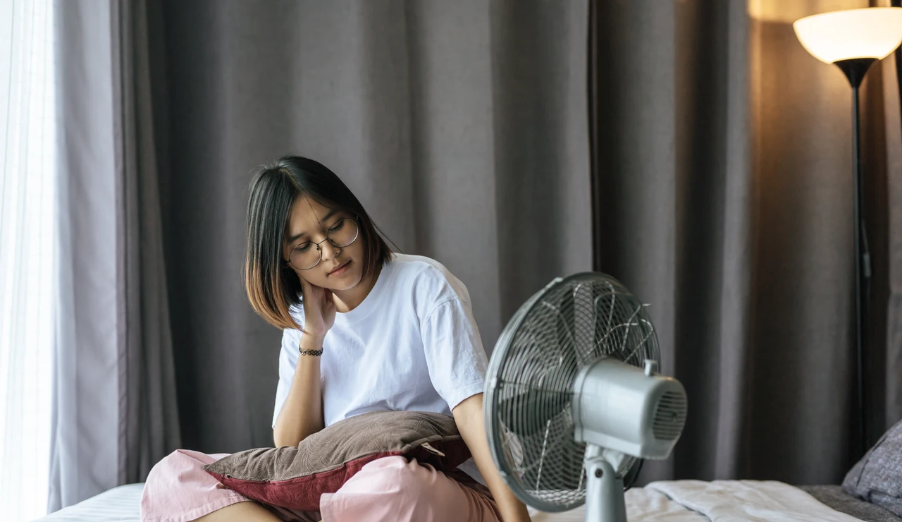 Mujer usando un ventilador