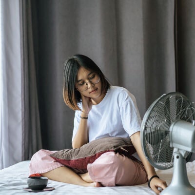 Mujer usando un ventilador
