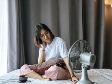 Mujer usando un ventilador