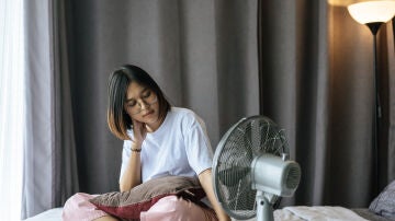 Mujer usando un ventilador