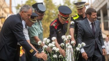 Imagen de las autoridades depositando claveles durante el homenaje a las v&iacute;ctimas del atentado del 17A
