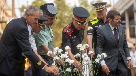 Imagen de las autoridades depositando claveles durante el homenaje a las v&iacute;ctimas del atentado del 17A
