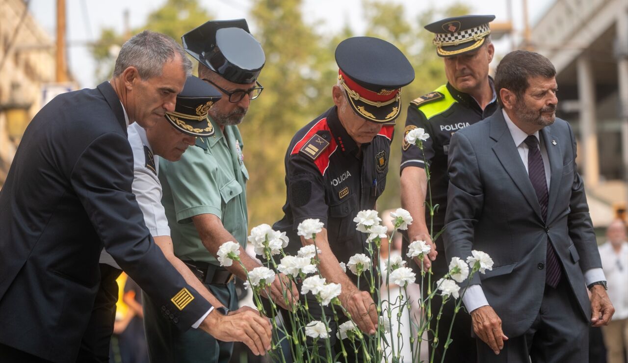 Imagen de las autoridades depositando claveles durante el homenaje a las v&iacute;ctimas del atentado del 17A