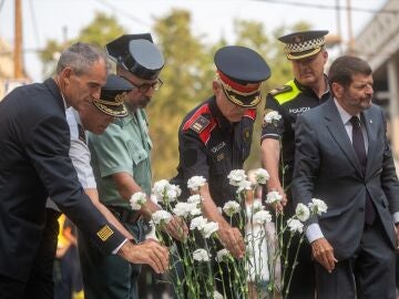 Imagen de las autoridades depositando claveles durante el homenaje a las víctimas del atentado del 17A Imagen de las autoridades depositando claveles durante el homenaje a las víctimas del atentado del 17A
