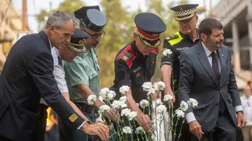 Imagen de las autoridades depositando claveles durante el homenaje a las víctimas del atentado del 17A Imagen de las autoridades depositando claveles durante el homenaje a las víctimas del atentado del 17A