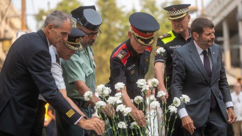 Imagen de las autoridades depositando claveles durante el homenaje a las v&iacute;ctimas del atentado del 17A