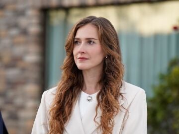 Oya Unustasi es Berrak, una esposa perfecta con una vida de mentiras y un secreto inconfesable